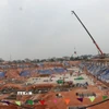 Nhà đầu tư huy động số lượng lớn nhân lực, vật lực "3 ca 4 kíp" thi công tại hạng mục Nhà ga hành khách VIP dự án Cảng Hàng không Quốc tế Gia Bình. (Ảnh: Thanh Thương/TTXVN)