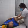 Bác sỹ thăm khám cho bệnh nhân nghi ngộ độc thực phẩm. (Ảnh: Nguyên Dung/TTXVN)