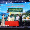 Nghi thức kiểm tra, mở niêm phong thùng phiếu đấu giá sầu riêng. (Ảnh: Hoài Thu/TTXVN)