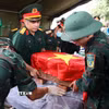Trang trọng thực hiện quy trình khai quật, đưa hài cốt liệt sĩ chưa xác định danh tính về khu vực lấy mẫu sinh phẩm liệt sỹ tại Nghĩa trang Liệt sỹ Ngọc Hồi (xã Thanh Trì). (Ảnh: Văn Điệp/TTXVN)