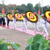 Đoàn đại biểu lãnh đạo, nguyên lãnh đạo Đảng, Nhà nước đặt vòng hoa và vào Lăng viếng Chủ tịch Hồ Chí Minh. (Ảnh: Minh Đức/TTXVN)