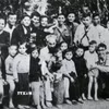 Năm 1952, Bác Hồ thăm cơ sở VNTTX tại Sơn Dương, Tuyên Quang và căn dặn cán bộ, phóng viên "Tin tức càng nhanh, kháng chiến càng mau thắng lợi". Trong ảnh: Bác Hồ chụp ảnh với các gia đình cán bộ Việt Nam Thông tấn xã trong thời kỳ kháng chiến chống Pháp tại Tuyên Quang (1952). (Ảnh: Tư liệu TTXVN)
