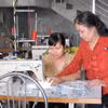 Bà Nguyễn Thị Hòa, chủ xưởng may gia công tại xã Yên Khánh (Ninh Bình) là một người khuyết tật. Hàng chục năm hoạt động, xưởng may của bà đã đào tạo cho hàng nghìn công nhân may, trong đó có khoảng 500 người khuyết tật. (Ảnh: Ninh Đức Phương/TTXVN)