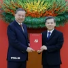 Tổng Bí thư Tô Lâm trao Quyết định của Bộ Chính trị điều động, phân công, bổ nhiệm đồng chí Lê Minh Trí giữ chức Phó Trưởng Ban Thường trực Ban Nội chính Trung ương. (Ảnh: Thống Nhất/TTXVN)