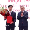 Tổng Bí thư Tô Lâm trao Quyết định của Bộ Chính trị điều động, phân công, chỉ định đồng chí Nguyễn Duy Ngọc giữ chức Bí thư Thành ủy Hà Nội nhiệm kỳ 2025-2030. (Ảnh: Văn Điệp/TTXVN)