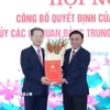 Đồng chí Trần Cẩm Tú, Ủy viên Bộ Chính trị, Thường trực Ban Bí thư, Bí thư Đảng ủy các cơ quan Đảng Trung ương trao quyết định chỉ định Bí thư Đảng ủy Tòa án Nhân dân Tối cao nhiệm kỳ 2025-2030 cho đồng chí Nguyễn Văn Quảng. (Ảnh: TTXVN phát)