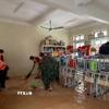 Với phương châm "nước rút đến đâu, dọn dẹp ngay đến đó", giáo viên và các lực lượng chức năng đang khẩn trương dọn dẹp, vệ sinh trường lớp. (Ảnh: Hoàng Ngà/TTXVN)