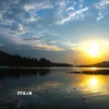 Hoàng hôn trên lòng hồ Xuân Dương. (Ảnh: Xuân Tiến/TTXVN)