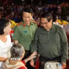 Thủ tướng Phạm Minh Chính cùng Bộ trưởng Bộ Công an Lương Tam Quang thăm hỏi các cán bộ lão thành cách mạng. (Ảnh: Giang Phương/TTXVN)