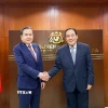 Chủ tịch Thượng viện Malaysia Dato' Awang Bemee Awang Ali Basah đón Chủ tịch Quốc hội Trần Thanh Mẫn. (Ảnh: Doãn Tấn/TTXVN)