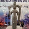 Bảo vật Quốc gia Tượng Avalokitesvara Bắc Bình được chế tác từ đá sa thạch màu xám đen, có niên đại từ thế kỷ 8-9. (Ảnh: Nguyễn Dũng/TTXVN)