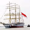 Tàu KRI Bima Suci thuộc Hải quân Indonesia được lai dắt vào cảng Sài Gòn-Hiệp Phước. (Ảnh: Xuân Khu/TTXVN)