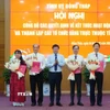 Bí thư Tỉnh ủy Đồng Tháp Lê Quốc Phong trao Quyết định thành lập Đảng bộ Ủy ban Nhân dân tỉnh Đồng Tháp. (Ảnh: Nhựt An/TTXVN)
