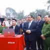 Thủ tướng Phạm Minh Chính tham quan nền tảng “Bình dân học vụ số.” (Ảnh: Dương Giang/TTXVN)