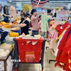 Hoạt động mua sắm nhộn nhịp tại khu thời trang trong siêu thị ở Thành phố Hồ Chí Minh. (Ảnh: Hương Giang/TTXVN)