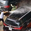 Người làm dịch vụ rửa xe luôn tay không nghỉ trong những ngày cận Tết. (Ảnh: Thanh Tùng/TTXVN)