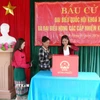 Đồng bào Bru-Vân Kiều bản Nước Đắng hân hoan bầu đại biểu Quốc hội và Hội đồng Nhân dân các cấp nhiệm kỳ 2026-2031. (Ảnh: Tá Chuyên/TTXVN)