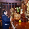 Thủ tướng Phạm Minh Chính dâng hương tưởng niệm các Anh hùng liệt sỹ tại Đền thờ Liệt sỹ Chiến trường Điện Biên Phủ. (Ảnh: Dương Giang/TTXVN)