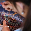 Những mũi thêu thuần thục của người thợ làng thổ cẩm Lan Rừng. (Ảnh: Hoàng Hiếu/ TTXVN)