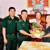 Bộ đội Biên phòng thành phố Cần Thơ thăm, tặng quà gia đình Liệt sỹ, Anh hùng Lực lượng Vũ trang Nhân dân Nguyễn Việt Hùng, nguyên Chính trị viên Đại đội bảo vệ Tỉnh ủy Sóc Trăng (B68). (Ảnh: Trung Kiên/TTXVN)
