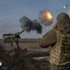 Binh sỹ Ukraine bắn lựu pháo bọc thép 2000 trong cuộc xung đột với Nga gần Bahmut, vùng Donetsk. (Ảnh: Reuters/TTXVN)