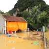 Vùng hạ lưu sông Lam thuộc địa bàn xã Con Cuông bị nước lũ bao vây, cô lập. (Ảnh: Xuân Tiến/TTXVN)