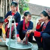 Đồng bào dân tộc thiểu số được dùng nước sạch. (Ảnh: Việt Hùng/TTXVN)