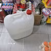 Can rượu tại quán tạp hóa T.Q. tại hẻm trên đường 30/4, phường 11, thành phố Vũng Tàu-nơi bán rượu cho quán bánh canh cá lóc, xảy ra vụ nghi ngộ độc rượu. (Ảnh: Huỳnh Sơn/TTXVN)