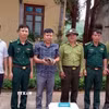 Tiếp nhận cá thể Tê tê java từ Ủy ban Nhân dân xã Thượng Trạch. (Ảnh: TTXVN phát)