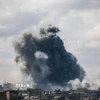 Khói bốc lên sau cuộc không kích của Israel tại Gaza ngày 6/5/2025. (Ảnh: THX/TTXVN)