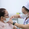 Tiêm chủng vaccine phòng zona thần kinh cho người dân tại Trung tâm Tiêm chủng, Bệnh viện Da liễu Thành phố Hồ Chí Minh. (Ảnh: Đinh Hằng/TTXVN)