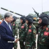 Tổng Bí thư Tô Lâm với cán bộ, chiến sỹ tăng thiết giáp. (Ảnh: Thống Nhất/TTXVN)