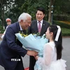 Thiếu nhi Thủ đô Hà Nội tặng hoa Chủ tịch Hội đồng châu Âu António Costa tại lễ đón)