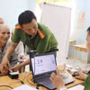 Tại xã Bình Sơn, lực lượng Công an thực hiện lấy dấu vân tay thân nhân liệt sỹ. (Ảnh: Phạm Cường/TTXVN)