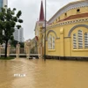 Nhiều tuyến đường chính ở thành phố Huế ngập sâu. (Ảnh: Văn Dũng/TTXVN)