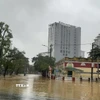 Nhiều tuyến đường chính ở thành phố Huế vẫn còn ngập sâu. (Ảnh: Văn Dũng/TTXVN)