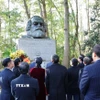 Tổng Bí thư Tô Lâm và Phu nhân cùng Đoàn đại biểu cấp cao Việt Nam viếng mộ Karl Marx - Lãnh tụ của giai cấp vô sản. (Ảnh: Thống Nhất/TTXVN)