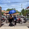 Cán bộ chiến sỹ Trung đoàn cảnh sát cơ động hỗ trợ cõng học sinh bị gãy chân đi thi. (Ảnh: Sỹ Thắng/TTXVN)