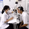 Bác sỹ Bệnh viện Đa khoa Bình Dương khám bệnh cho người dân xã Bắc Tân Uyên, Thành phố Hồ Chí Minh. (Ảnh: Huyền Trang/TTXVN)