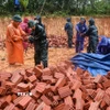 Những người lính bộ đội cụ Hồ quyết tâm “vượt nắng, thắng mưa” xây dựng lại nhà cho người dân vùng sạt lở. (Ảnh: Quốc Dũng/TTXVN)