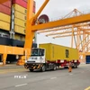 Các doanh nghiệp xuất nhập hàng tại cảng container số 3 và số 4 thuộc Cảng cửa ngõ quốc tế Hải Phòng. (Ảnh: Hoàng Ngọc/TTXVN)