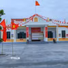 Tuyến đường chính của xã Giao Phúc (Ninh Bình) rực rỡ cờ hoa chào mừng Ngày bầu cử. (ẢnhaKhu vực bỏ phiếu số 12, xã Xuân Hưng, có khoảng 93% đồng bào Công giáo, được trang hoàng rực rỡ chào đón Ngày hội non sông. (Ảnh: Công Luật/TTXVN): Nguyễn Lành/TTXVN)