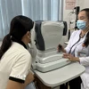 Trung tâm Y tế khu vực Bến Lức (Tây Ninh) vừa được đầu tư máy khám mắt mới. (Ảnh: Đức Hạnh/TTXVN)