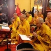 Các hòa thượng tụng kinh cầu nguyện hòa bình, tạo nên trường lực thanh tịnh, lan tỏa năng lượng từ bi và trí tuệ đến muôn phương. (Ảnh: Minh Đức/TTXVN)