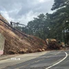 Một vị trí khác trên đèo Prenn bị sạt lở, được cơ quan chức năng phân luồng, xử lý. (Ảnh: Chu Quốc Hùng/TTXVN)