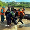Lực lượng chức năng tỉnh Lạng Sơn tìm thấy thi thể người gặp nạn. (Ảnh: TTXVN phát)