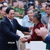 Thủ tướng Phạm Minh Chính với thân nhân liệt sỹ. (Ảnh: Dương Giang/TTXVN)