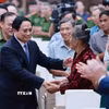 Thủ tướng Phạm Minh Chính với thân nhân liệt sỹ. (Ảnh: Dương Giang/TTXVN)