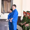 Tòa án nhân dân tỉnh Tây Ninh tuyên phạt bị cáo Nguyễn Thị Mỹ Nguyên (25 tuổi, ngụ tại phường Long Phú, tỉnh An Giang) mức án tù chung thân và bị cáo Nguyễn Hoàng Giang (22 tuổi, ngụ tại xã Hưng Long, Thành phố Hồ Chí Minh) 20 năm tù, cùng về tội “Vận chuyển trái phép chất ma túy”. (Ảnh: TTXVN phát)