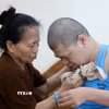 Dù tuổi đã cao nhưng bà Phạm Thị Lán (thôn Thượng Bái xã Diên Hà, tỉnh Hưng Yên) hàng ngày vẫn phải chăm sóc con trai bị ảnh hưởng bởi chất độc da cam/dioxin nằm liệt giường đã 41 năm nay. (Ảnh: Thế Duyệt/TTXVN)
